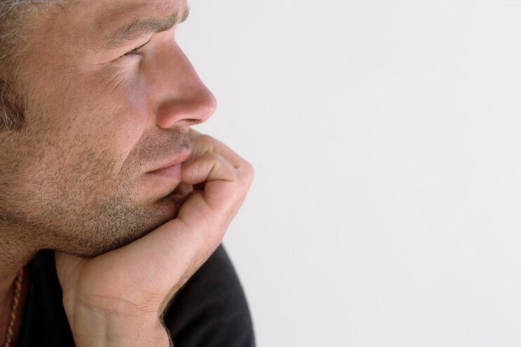 Tá fear ag smaoineamh ar mhéadú bod