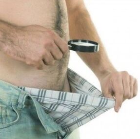 Breathnaíonn fear síos ar a pants agus ba mhaith leis a mhéadú a bod le glóthach